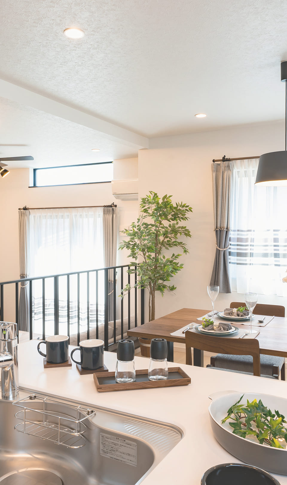 スカイバルコニー付きの開放的な住空間。