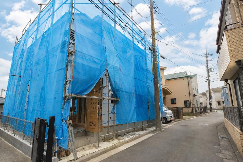 外観建築中＆前面道路