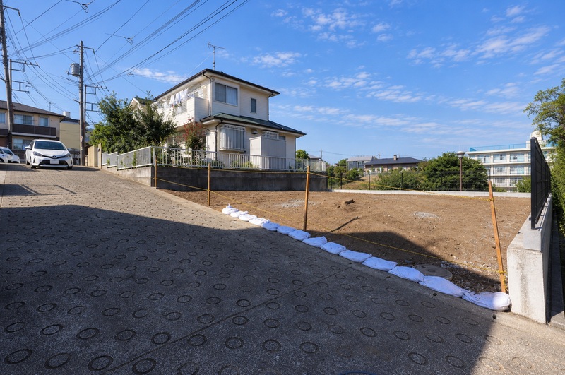 前面道路含む更地